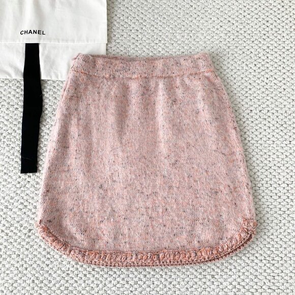 Chanel Pink Knit Dress: The Perfect Blend of Elegance and Texture - Picture 1 of 6